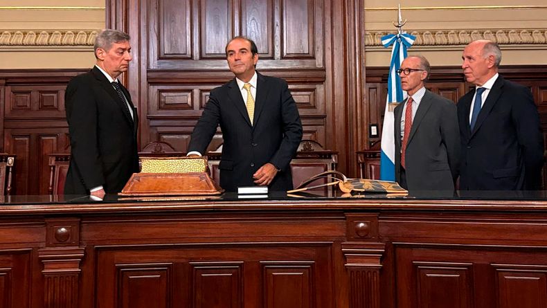 El juramento de Manuel García-Mansilla, tras la designación por decreto de Javier Milei.&nbsp;