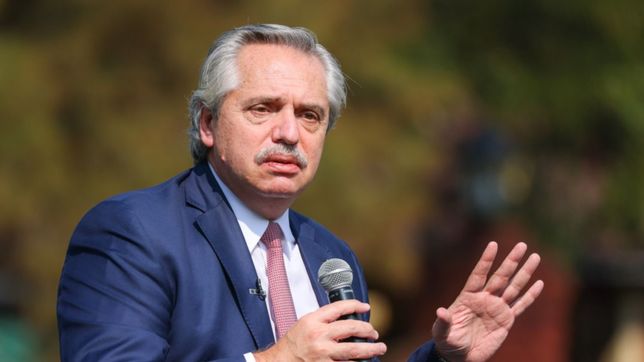 fernandez empuja a rossi de defensa y detona mas cambios en el gabinete