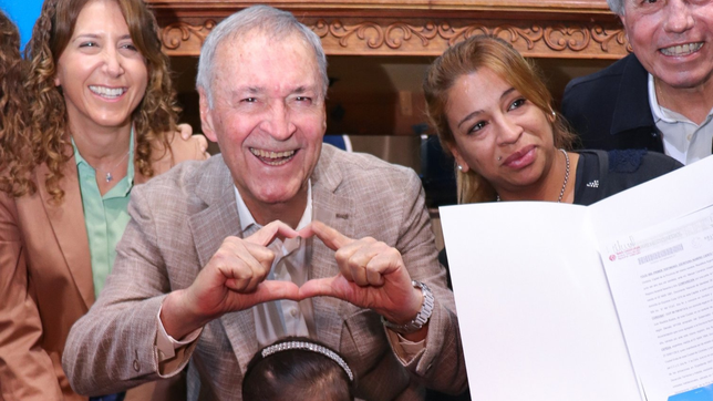Con buenas encuestas en la mano, Juan Schiaretti prepara su regreso cuando la tensión política por la ley ómnibus baje. 