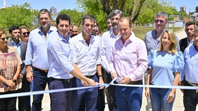 abrazado a wado, cresto suma gestos de acercamiento al kirchnerismo