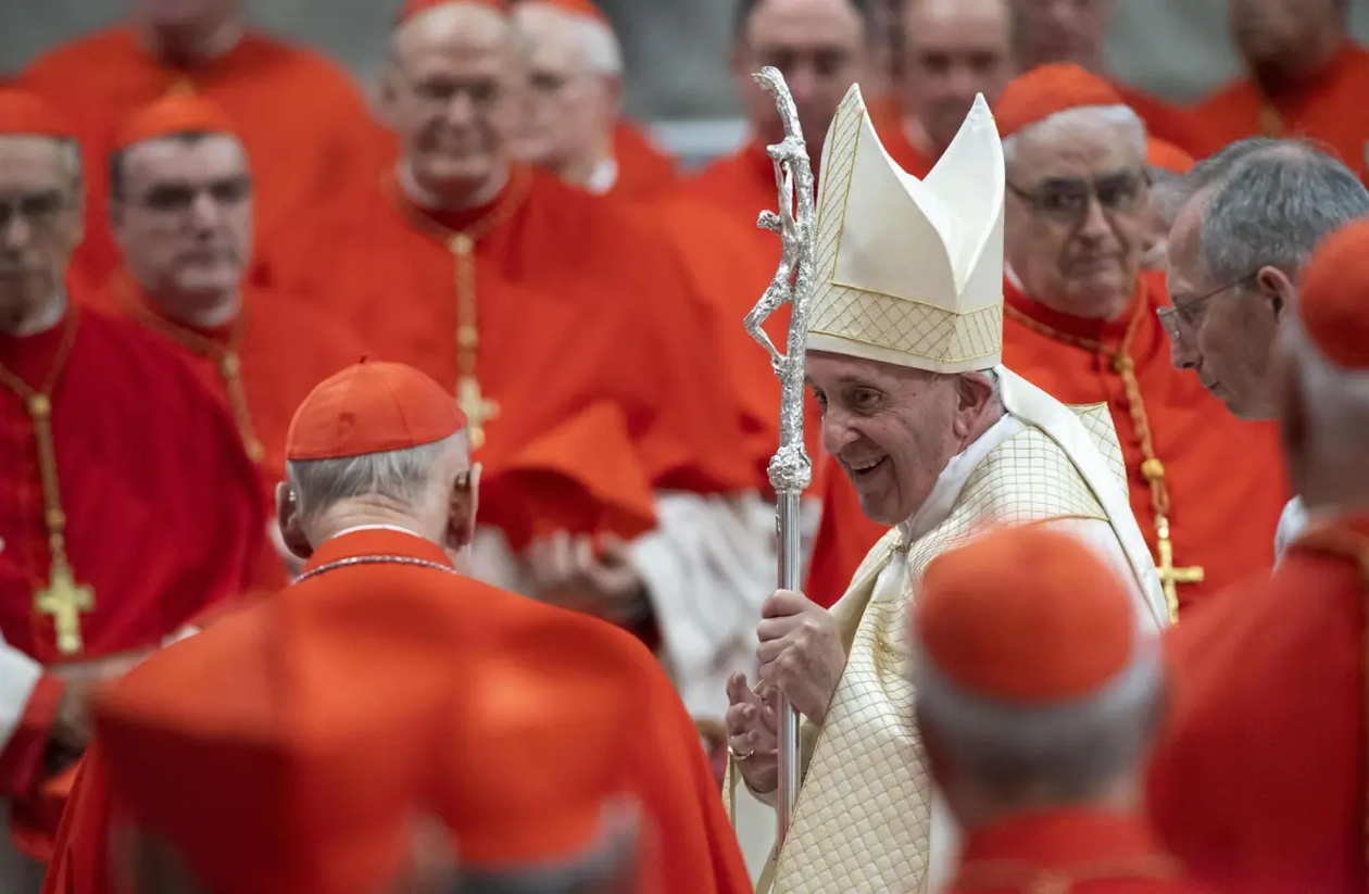 Jorge Bergoglio con cardenales que aspiran a ocupar su lugar.