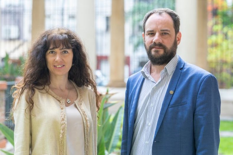 Laura Tarabella junto a Daniel Comba, actual vicedecano que pasará a ser el decano de la Facultad de Humanidades y Ciencias. 
