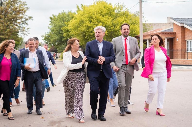 El gobernador de La Pampa, Sergio Ziliotto, junto a peronistas del grupo no alineado: la intendenta de Winifreda, Adriana García; el intendente de Santa Rosa, Luciano di Nápoli, y la jefa comunal de General Pico Fernanda Alonso. La foto es de archivo.
