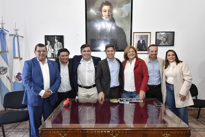Axel Kicillof junto a los intendentes peronistas de Corrientes.