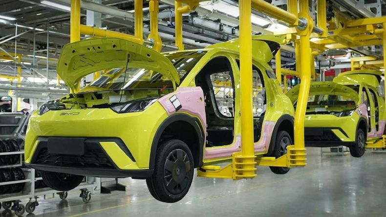 Toto Caputo le abre la puerta a la empresa china BYD que fabrica en Brasil