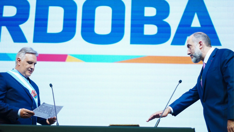 Martín Llaryora y Guillermo Acosta durante la jura del ministro de Economía de Córdoba.&nbsp;