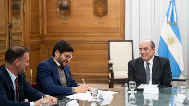 El gobernador de Santa Fe Maximiliano Pullaro junto al ministro Enrico y el jefe de Gabinete de la Nación Guillermo Francos.