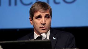 Ante la amenaza de límites al endeudamiento, Caputo coloca U$S 5.000 millones