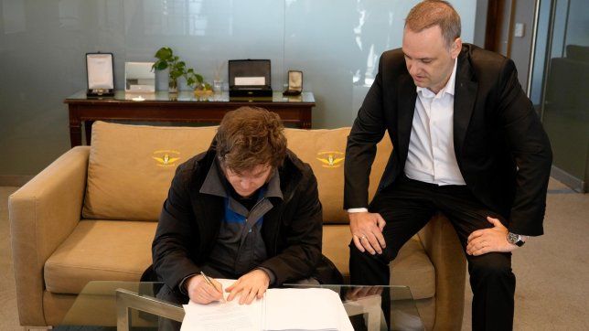 Javier MIlei firmando el proyecto de reforma laboral.&nbsp;