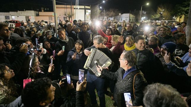 El acordeón de Adán Bahl lo acompaña a todos lados y se convirtió en un ícono de su campaña.