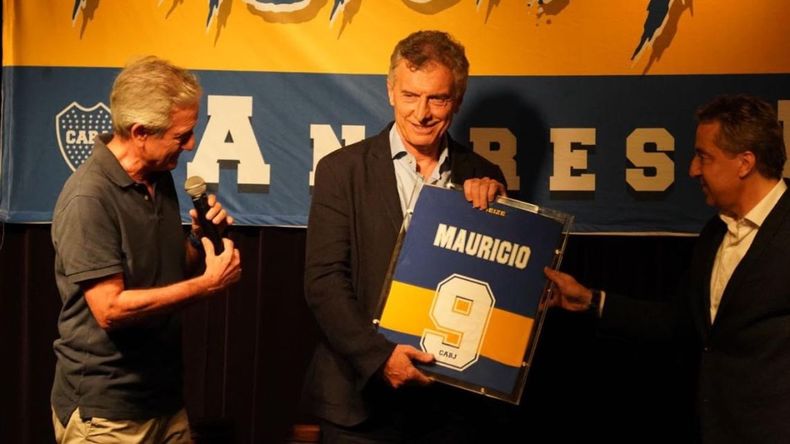 Mauricio Macri homenajeado por su candidato presidencial Andrés Ibarra