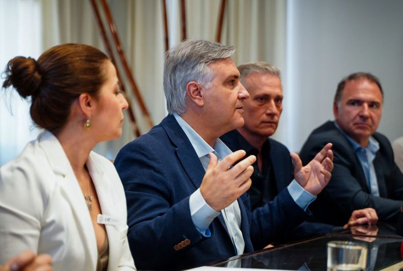 Martín Llaryora y Esteban Avilés en un acto oficial en Villa Carlos Paz