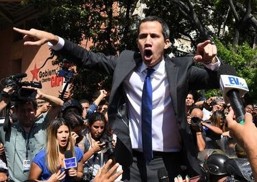 A los empujones, Guaidó ingresó al Parlamento y crece la tensión