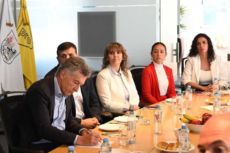 Adriana Garc&iacute;a, segunda candidata a diputada nacional en La Pampa, vestida de rojo en el encuentro con Mauricio Macri y postulantes de otros puntos del pa&iacute;s.
