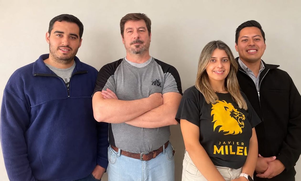 Leonardo Gribaudo, con jóvenes de La Libertad Avanza en La Falda, Córdoba
