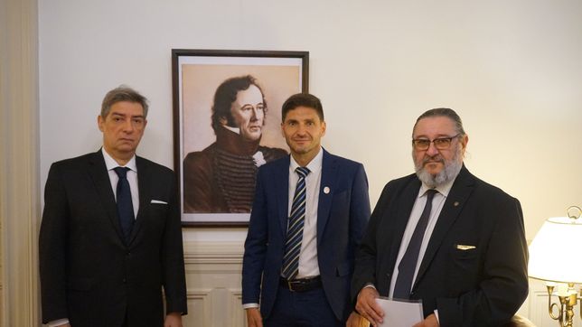 Horacio Rosatti, el gobernador Pullaro y Santiago Mascheroni, los tres posaron junto a un cuadro del Brigadier Estanislao López. 