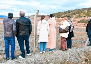 El grupo de senadores de Fuerza Patria se acercó a la base militar que Milei paralizó y ahora pretende terminar en Ushuaia. No los dejaron ingresar.&nbsp;