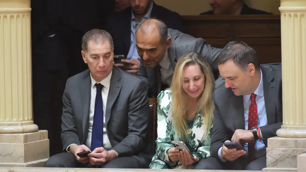 La mesa política de la Casa Rosada sigue de cerca el paro y la sesión en Diputados.