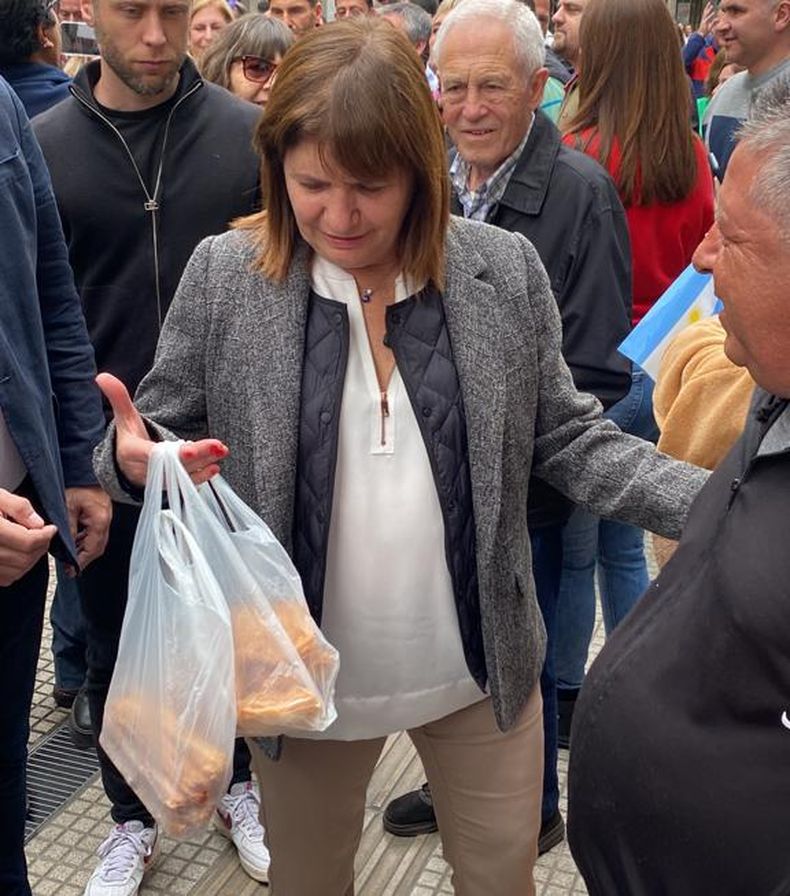Bullrich con la docena de pastelitos y churros que le dio un vendedor.