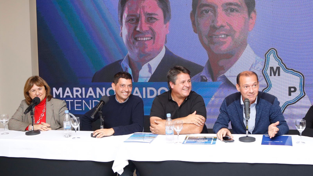 El gobernador Omar Gutiérrez con Marcos Koopmann, Ana Pechen y Mariano Gaido 