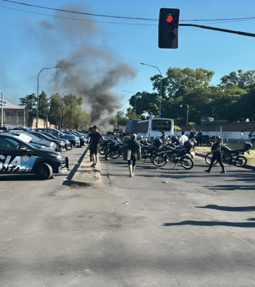 El motín policial en Santa Fe, otra secuela de la larga saga de paritarias armadas.