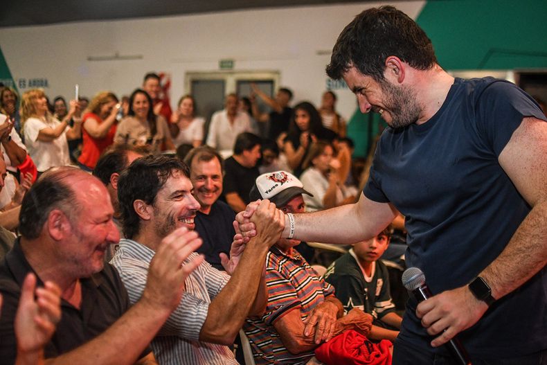 El efusivo saludo de Martín Berhongaray con el presidente de la UCR nacional Leonel Chiarela. La Pampa es una provincia en la que el radicalismo compite. FOTO: www.radiokermes.com