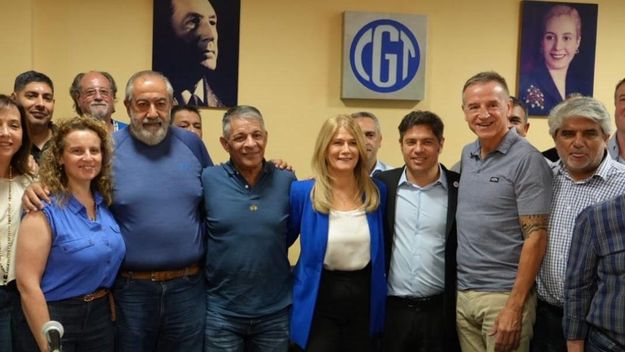 Axel Kicillof y parte de su gabinete junto a la conducción de la CGT