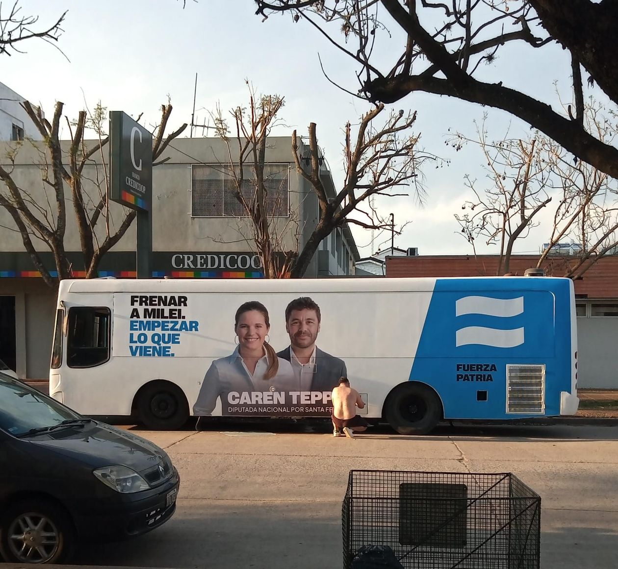 El colectivo de campaña de Fuerza Patria en Santa Fe, ¿dónde está Agustín Rossi?