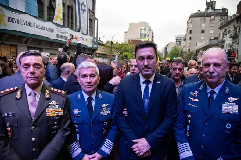 El ministro Luis Petri con los jefes de las Fuerzas Armadas