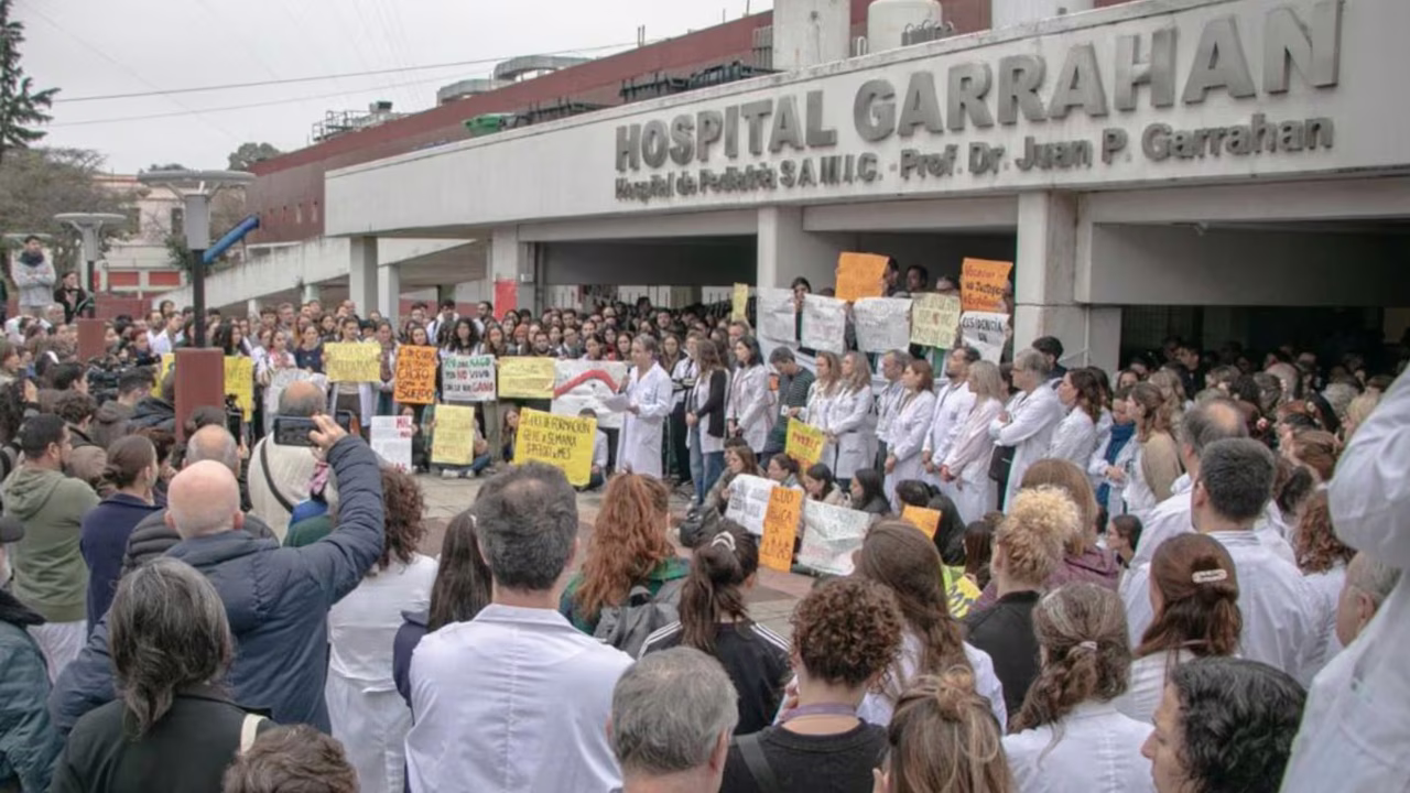 El ajuste sin fin de Milei: quién paga el costo de la motosierra en obras, salud, educación y ciencia