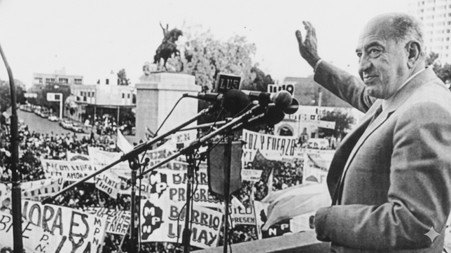 Felipe Sapag, el fundador del MPN, saluda a la plaza en Neuquén en los años 80.&nbsp;