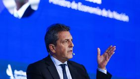 Salarios y dólares para importar, los pendientes del plan de Massa