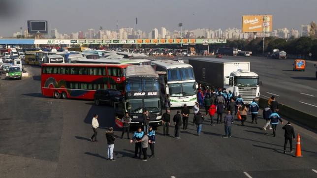 caos en la autopista buenos aires-la plata por una protesta de micros de larga distancia