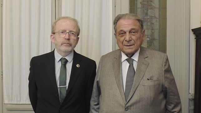 Mario Netri (a la derecha) junto al exministro de Justicia de Uruguay Eduardo Turrell.