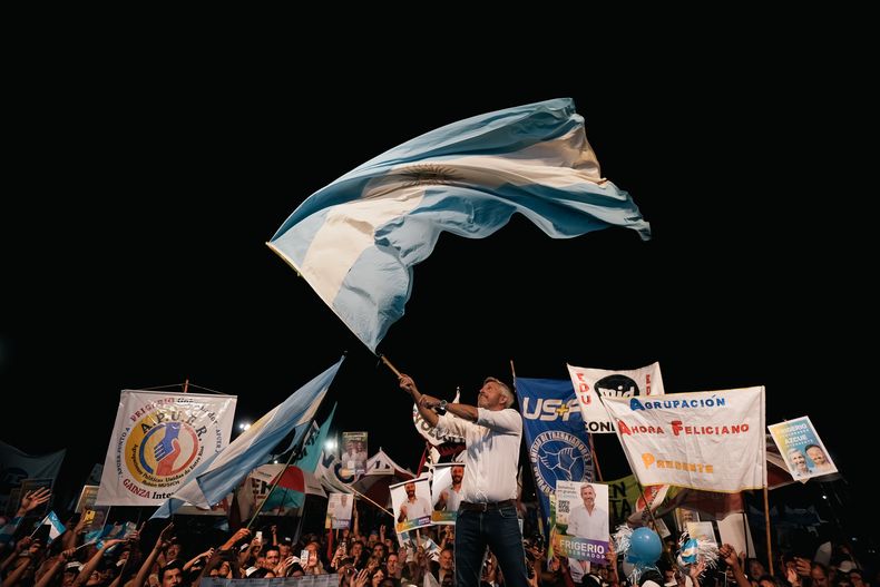 Rogelio Frigerio cerró su campaña este jueves por la noche, con un acto en un estadio de fútbol en Concordia, junto a toda la dirigencia provincial y local de Juntos. Llegaron columnas de militantes de distintas ciudades.