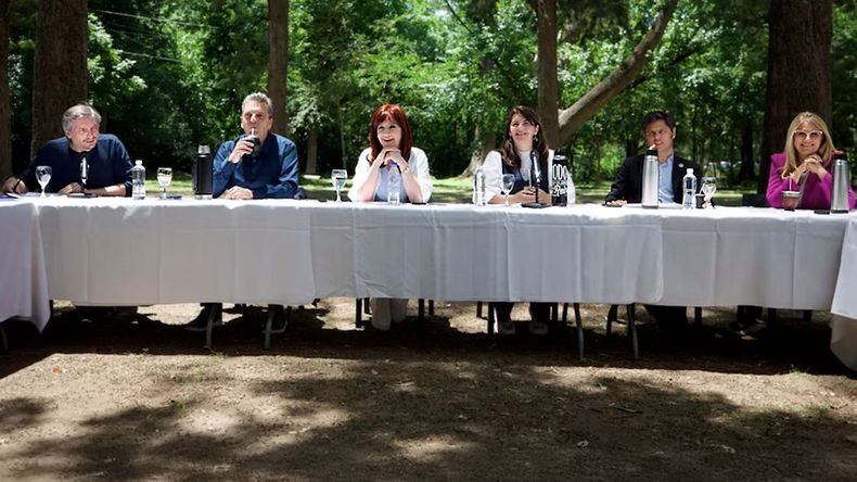 Máximo Kirchner, Sergio Massa, CFK, Mariel Fernández, Axel Kicillof y Verónica Magario en la reunión del PJ bonaerense, en Moreno.