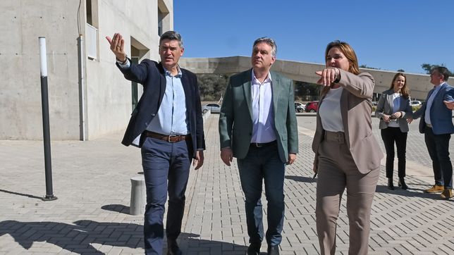 llaryora busca frenar fugas al massismo con la zanahoria del gabinete