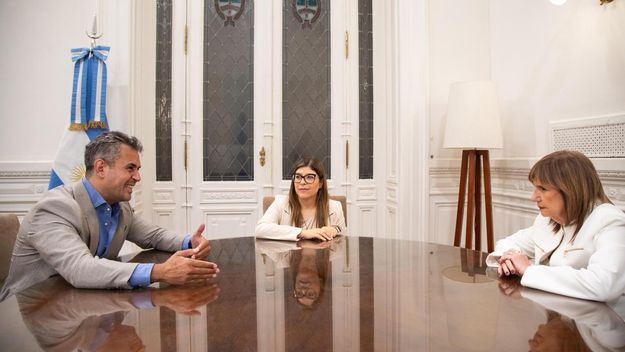 Verónica Razzini junto a Patricia Bullrich y Martín Menem en el Congreso para anunciar su ingreso a La Libertad Avanza.
