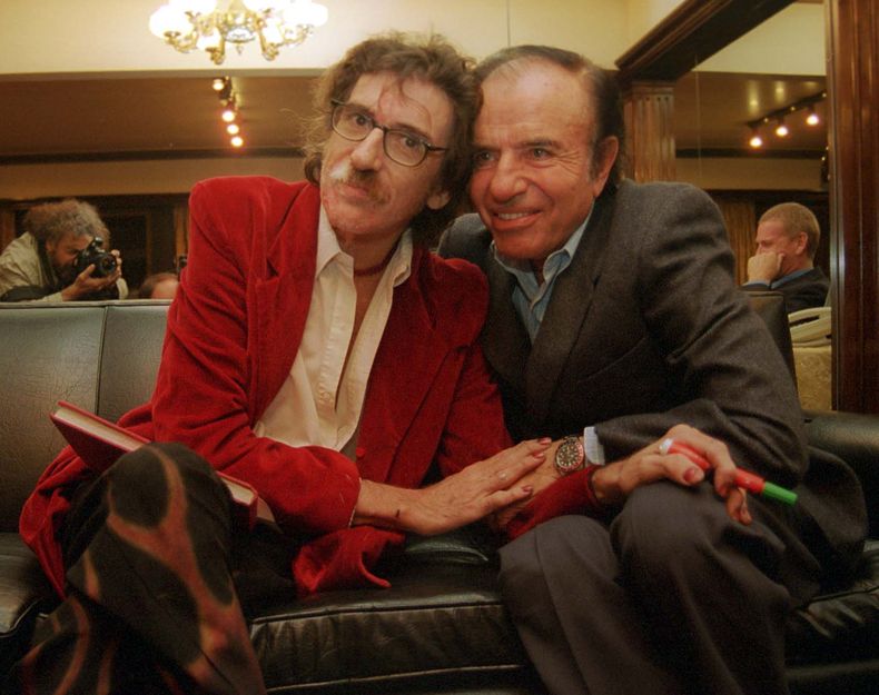 12 de mayo de 2003. Carlos Menem se reúne en el Hotel Presidente con Charly García. Say no more.