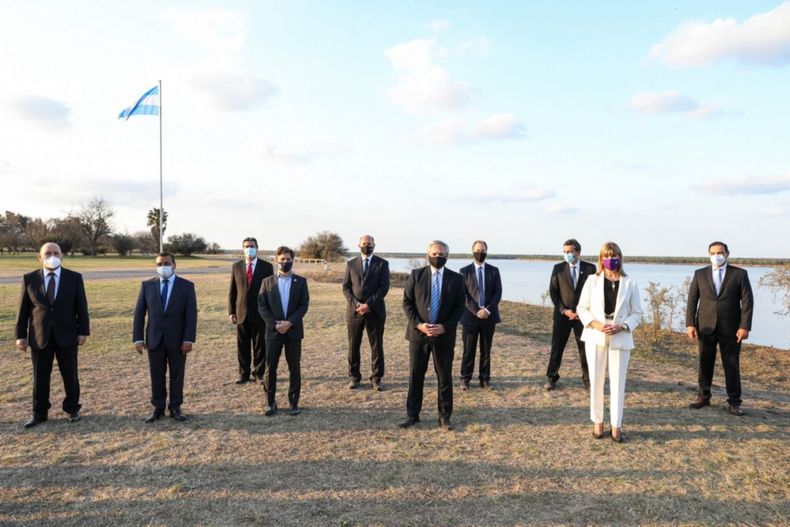 El Presidente Alberto Fernández durante el acto de firma del Acuerdo Federal Hidrovía junto a los gobernadores Axel Kicillof (Buenos Aires), Omar Perotti (Santa Fe), Gustavo Valdés (Corrientes), Gustavo Bordet (Entre Ríos), Jorge Capitanich (Chaco), Oscar