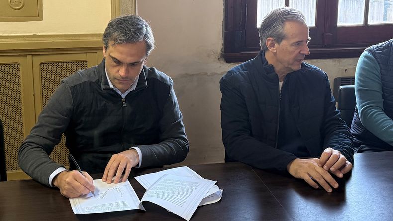 Guillermo Michel y Adán Bahl firmando el acuerdo programático de Fuerza Entre Ríos. Fue en la sede del Partido Justicialista junto al Partido del Trabajo y del Pueblo y al Frente Entrerriano Federal para el Trabajo y la Producción.