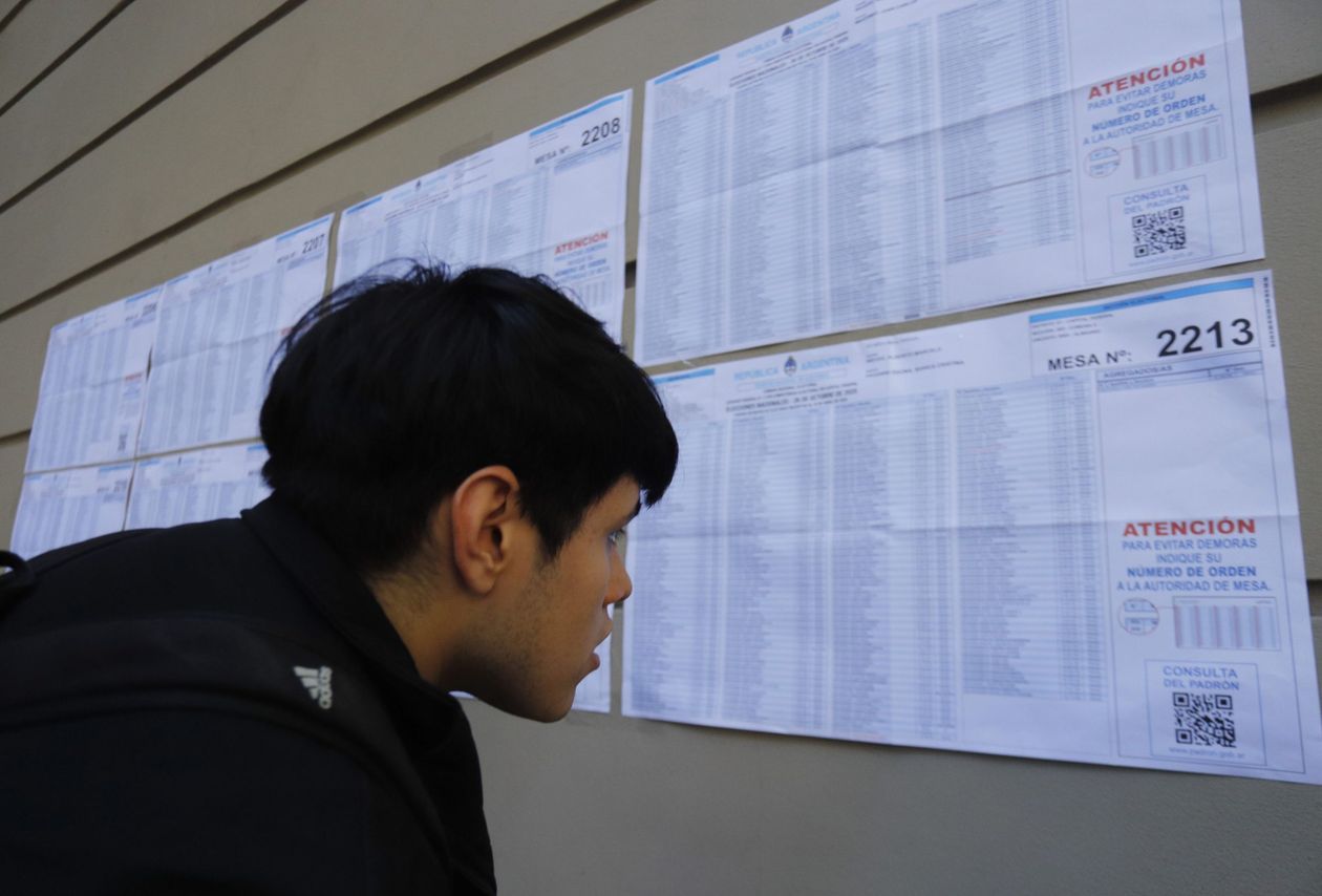 Hasta el mediodía había votado el 23% del padrón, tres puntos menos que en 2021.