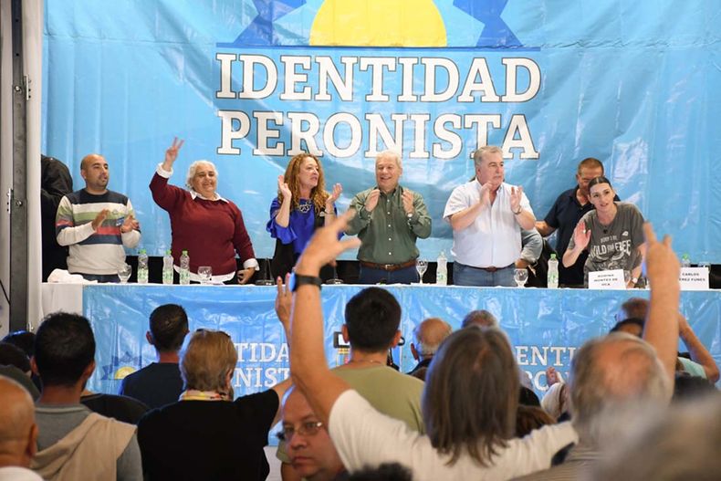 Las referencias de Identidad Peronista junto a Lezcano: la intendenta de Anguil Daniela Fernández, la diputada Patricia George, el diputado César Montes de Oca, la viceintendenta de Santa Rosa Romina Montes de Oca.