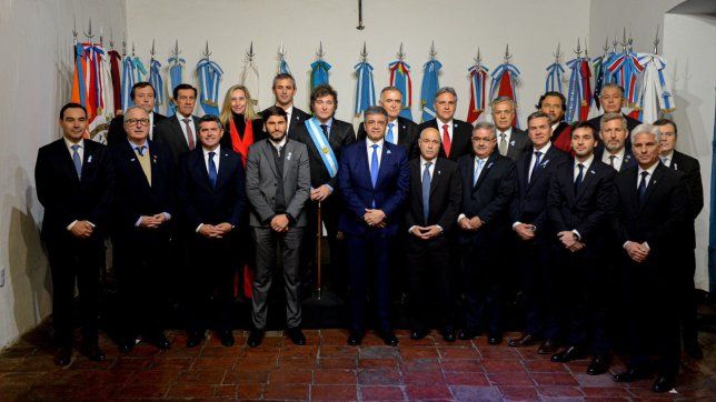 Javier Milei junto a gobernadores en Tucumán.