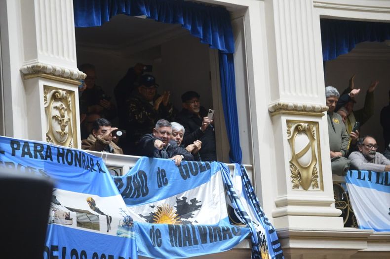 Legislatura bonaerense: veteranos de Malvinas, en el recinto de Diputados.