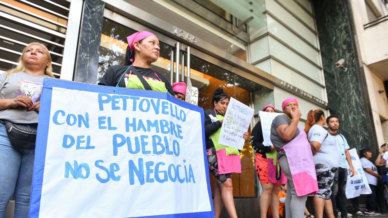 Fila de la pobreza en la vereda del Ministerio de Capital Humano.