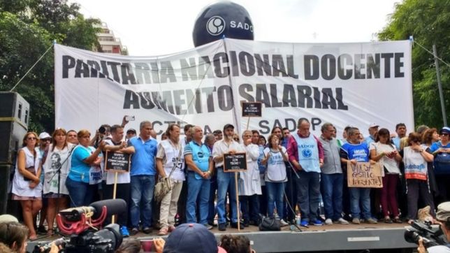 cruces gobierno - maestros por la adhesion al paro en la ciudad