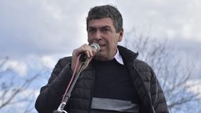 Intendentes en llamas. Alcides Alderete, de Sauce de Luna, una pequeña localidad del norte de Entre Ríos, pagará parte de los salarios con bono alimentario. Intendentes en llamas. Alcides Alderete, de Sauce de Luna, una pequeña localidad del norte de Entre Ríos, pagará parte de los salarios con bono alimentario.