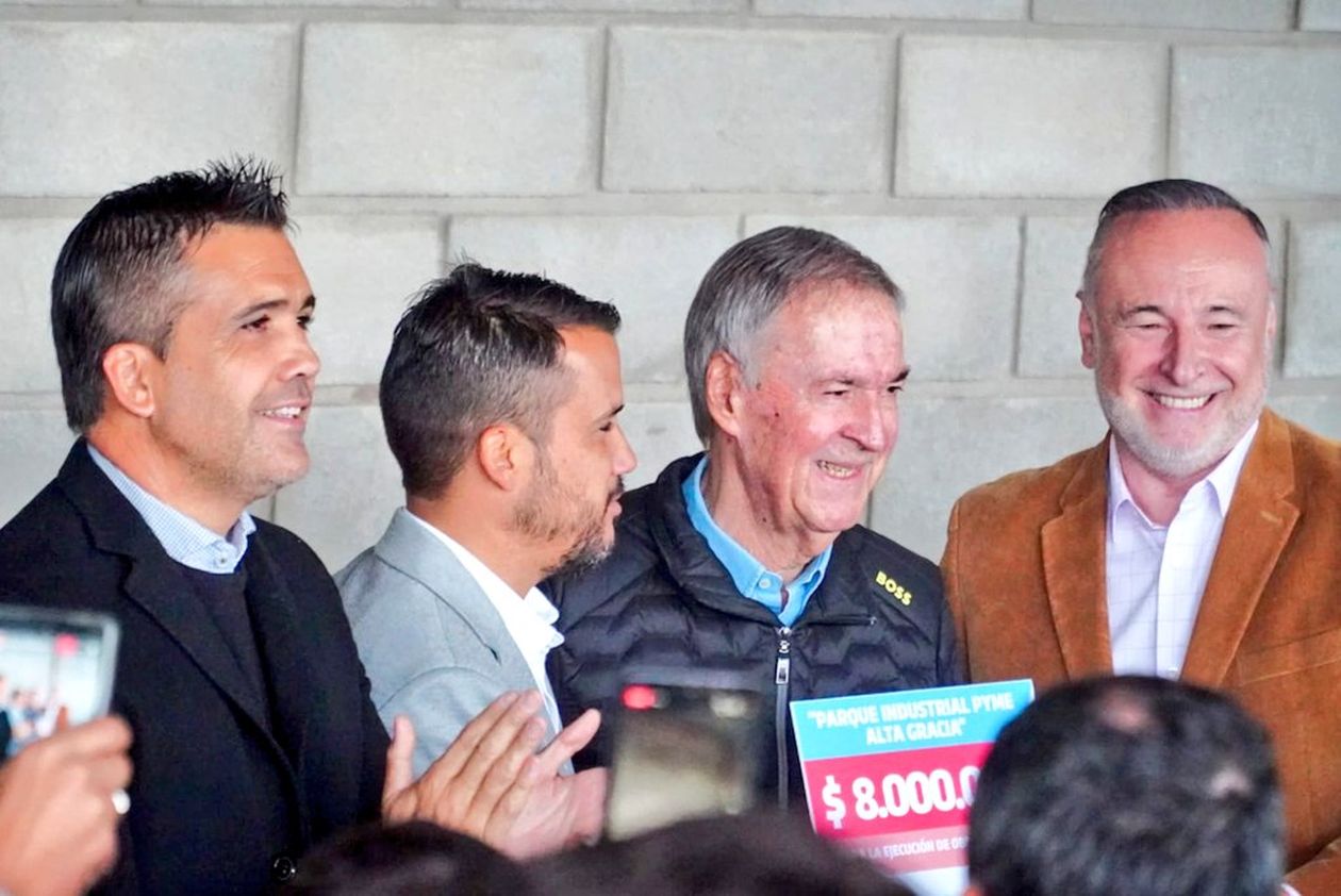 Los hermanos Torres, junto a Juan Schiaretti y al ministro Eduardo Accastello.&nbsp;