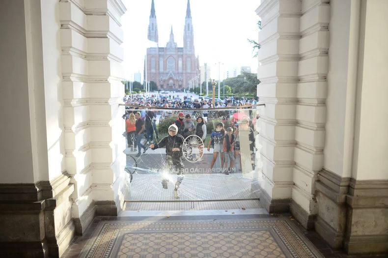La Plata: incidentes en la puerta de la Municipalidad (Foto: AGLP)